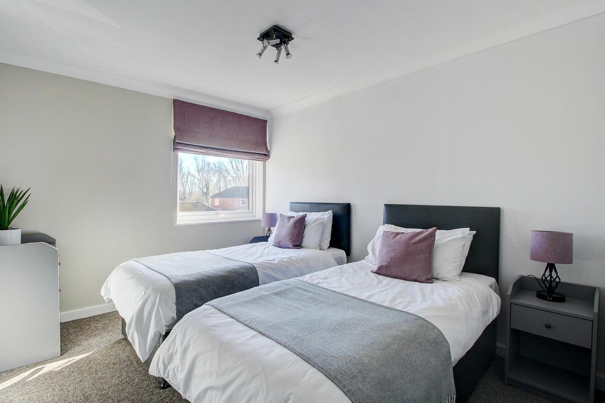 2 Minutes From Mk Central By Car- 2 Bed Apartment - 2 Free Parking Spaces- Hosted By Stayinmk Milton Keynes Exterior foto